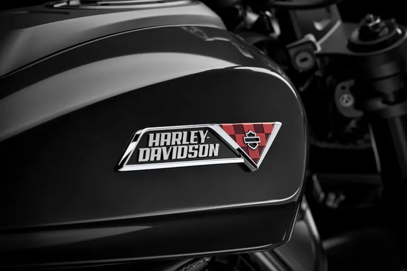 Emblém na nádrži s inspirací v retro stylu