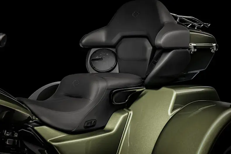 Střední + spodní části kapotáže s průduchy